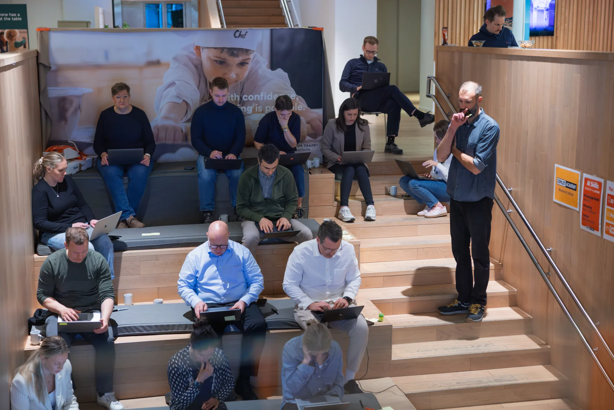 Overview of the bleacher room while the trainer roams at Stokke